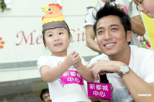 吴卓羲能歌善舞做代言温馨回忆儿时趣事图