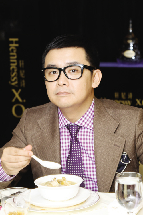 雷颂德太太不慎丢失名牌手袋微博感慨肉痛