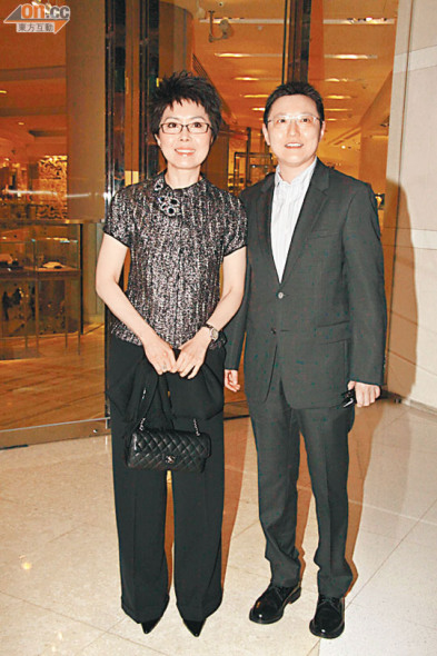 关菊英与密友周伟利结伴赴会