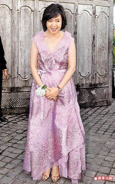 6-02-林月云穿着夏姿79800的礼服嫁女儿.