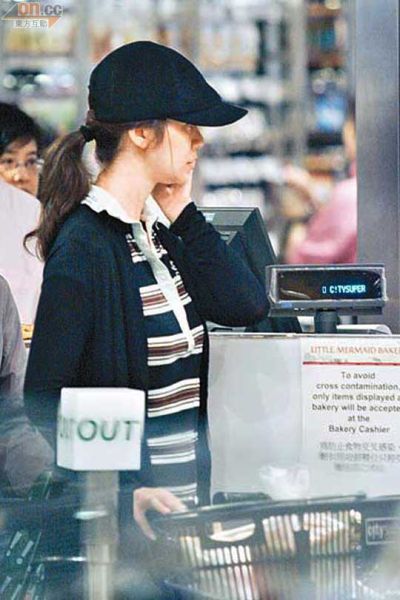 于文凤逛超市狂扫面包 遇记者匆忙离去