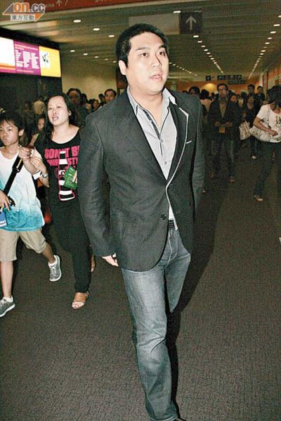 林忠豪承认努力追求廖碧儿 称不回应不实报道