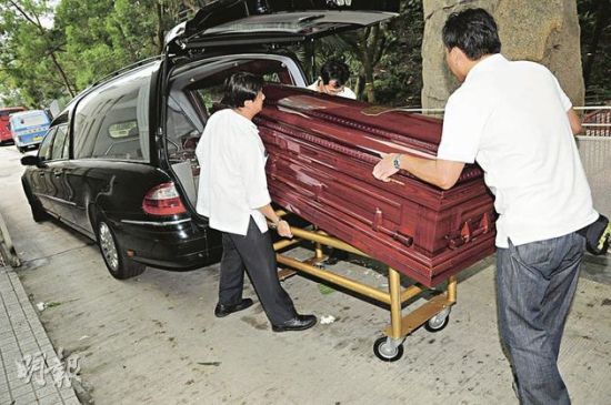 曾近荣的遗体运往歌连臣角火化场.