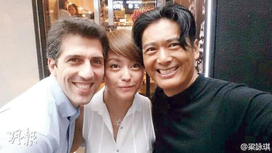 梁咏琪与丈夫逛街遇周润发 三人自拍留念
