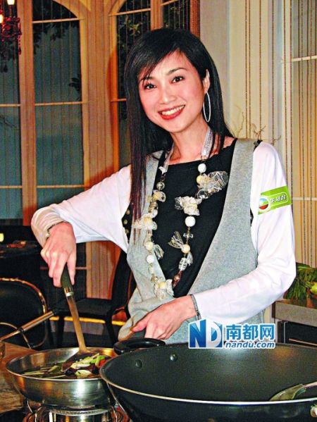 谭小环曾影视歌三栖发展，结婚后她被无线投闲置散主持节目，后来慢慢淡出娱乐圈。