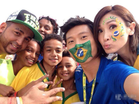 苟芸慧（右）参与报道巴西世界杯