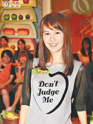 节目《千奇百趣玩high d》录像,黄翠如透露本来九月到非洲肯尼亚行善