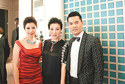 杨小娟戴上红宝石项链与丈夫吕良伟及钟楚红合照