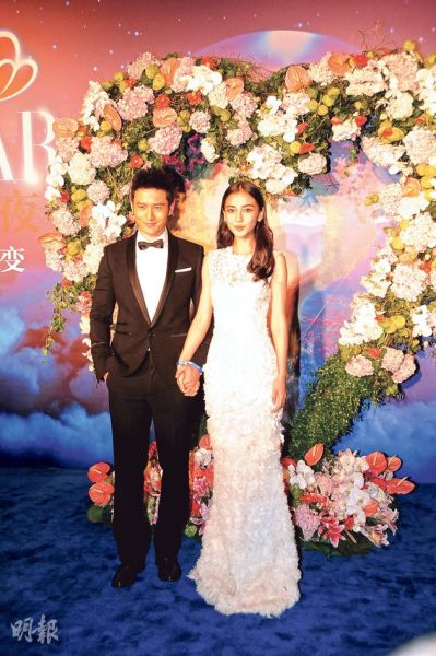 黄晓明与女友杨颖牵手甜蜜亮相，就像预演婚礼。