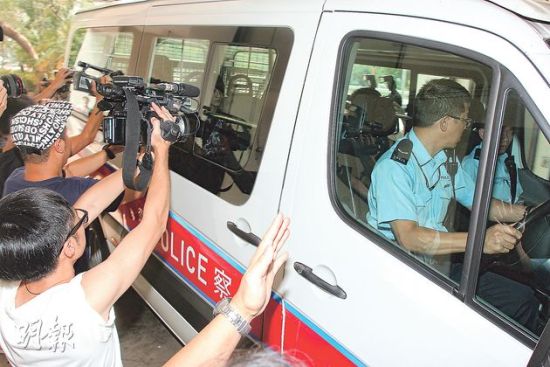 接载周永恒的警车抵达屯门法院立刻被记者包围