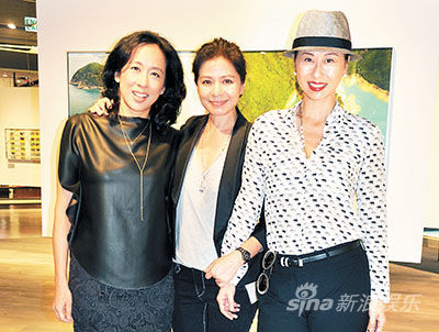 钟楚红好友朱玲玲和叶蒨文结伴而来，三人大谈摄影心得。