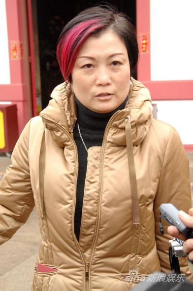 肥肥灵位前合影陈淑芬和张彻太太在肥肥灵位前安放鲜花陈淑芬,陈家豪