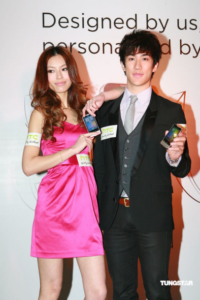 组图:文咏珊李治廷担任嘉宾展示新款手机