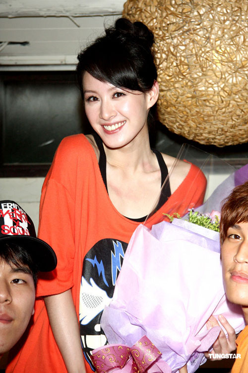 组图曾恺玹街头宣传新戏与fans大玩游戏