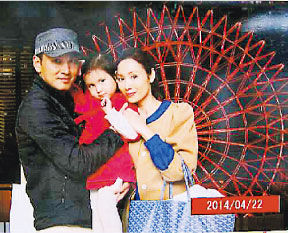 林文龙与郭可盈带着女儿游大阪。
