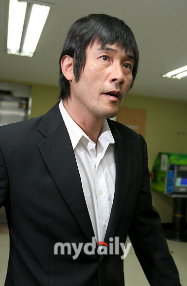 韩星崔民秀获被殴老人原谅不再追究其责任图