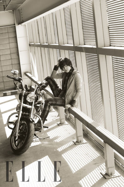 韩星李章宇时尚写真 骑摩托车展酷男魅力(图)