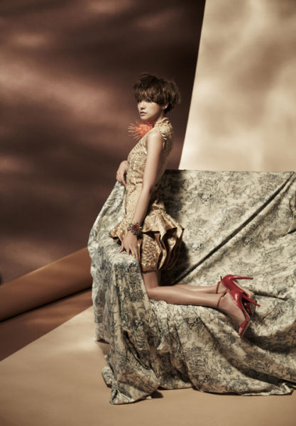 韩星刘仁英短发写真气场抢眼