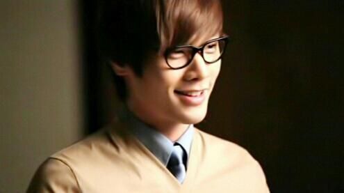 韩星崔丹尼尔晒帅图 言简意赅引粉丝互动