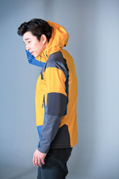 孔侑广告拍摄片场照曝光侧脸完美似雕塑