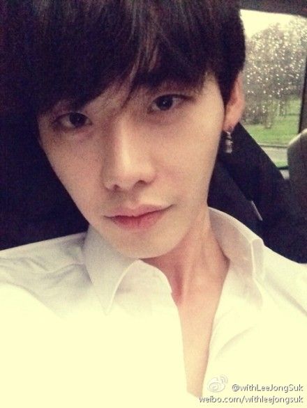 大长腿李钟硕开微博白衣自拍显男神气质