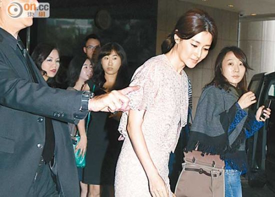 李英爱昨天穿粉红色连身裙离开酒店，到中环出席活动。