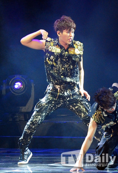 infinite成员hoya新浪娱乐讯 韩国男子组合infinite成员hoya战胜笑星