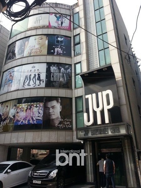 韩国jyp公司遭不明身份男子潜入引骚动|jyp|男子|潜入_新浪娱乐_新浪