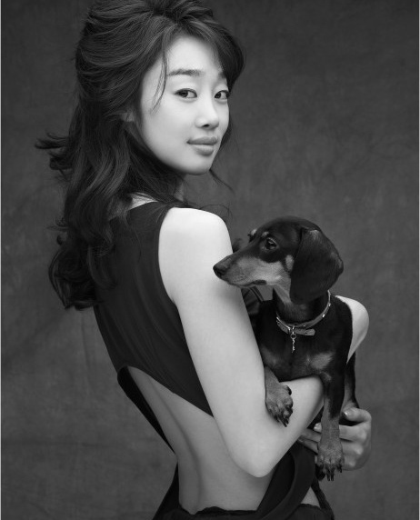 组图:崔汝真黑白写真画报风展朦胧美