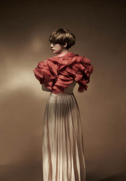 组图韩星刘仁英短发写真张扬女王气质