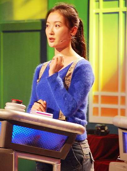 池华琼重返小学课堂与小学生玩high翻天图