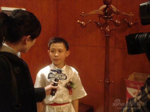 童星刘哲主演留守儿童白羽导演现场落泪图