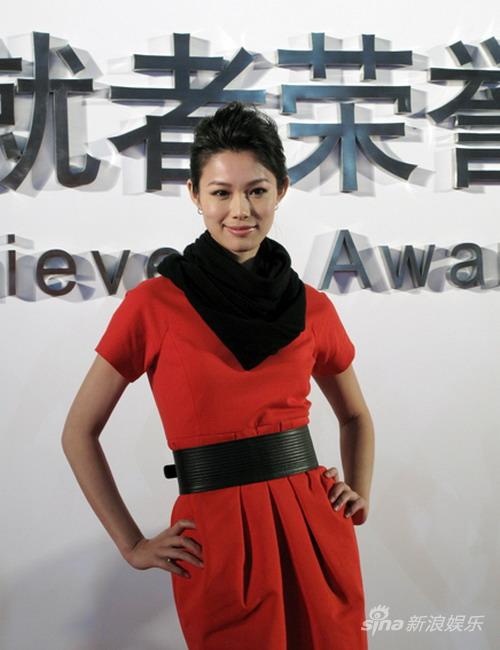 于娜受邀出席颁奖礼一袭红裙亮相惊艳全场图