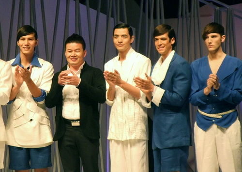 李学庆复古走秀 布条裹身被指"衣衫褴褛"(图)