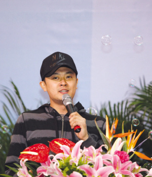 《地下地上》等作品纷纷被改编成了热播的影视剧,军旅作家石钟山一直