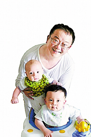 王刚与2岁儿子,混血外孙合影曝光为宣传第一本个人自传《我本顽痴》的