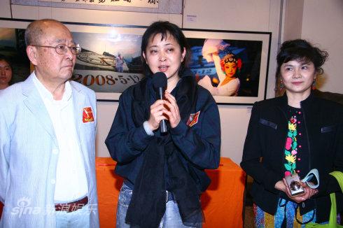 倪萍出席纪念汶川艺术展楚博仁洒泪宣传图