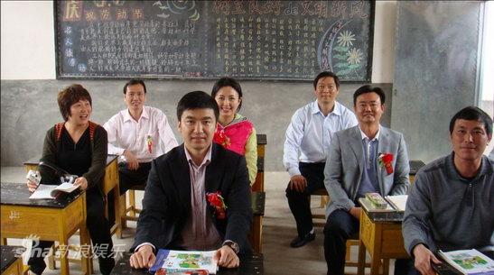 杨童舒慈善是雪中送炭而不是锦上添花图