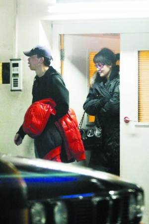 沈星孤单回京 重被认定"夜宿门"女主角(图)