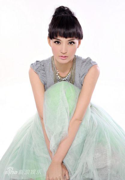 刚参加过海岩三部曲发布会,领衔主演新版《玉观音》的莫小棋,最近新