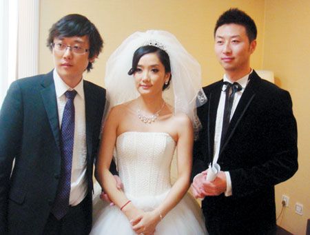 婚礼主持人刘宇飞(右一)与杨魏玲花,徐明朝合影.