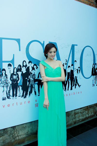 徐杉亮相时尚秀场 长裙大范儿显优雅(图)