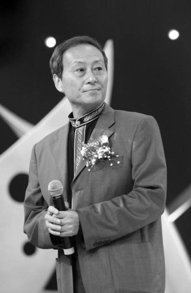 童自荣   对于电影配音,中国观众并不陌生,稍有年纪的观众都会对那个