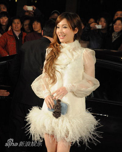 金莎时尚装扮亮相金莎走红毯金莎参加尚趣时尚大典新浪娱乐讯 日前