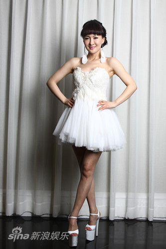 郑亦桐出席时尚展 试穿礼服显曼妙身材