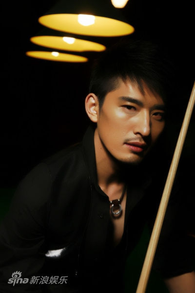 宫正楠雅痞造型曝光新片尝试转型熟男图