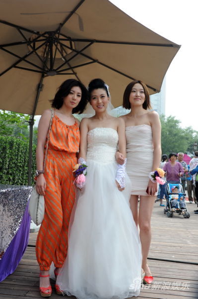 贾静雯和好友合影