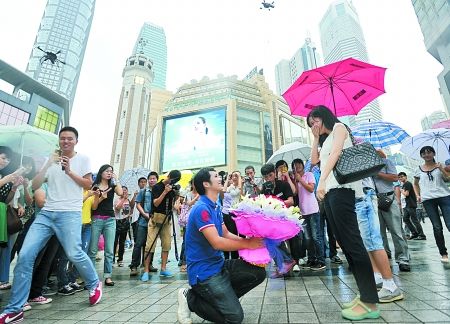 刘杰手捧鲜花单膝下跪求婚 本组图片由记者 吴珊 摄