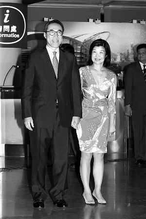 郭晶晶的师姐伏明霞(右)与丈夫,香港富豪梁锦松.香港首富李嘉诚.