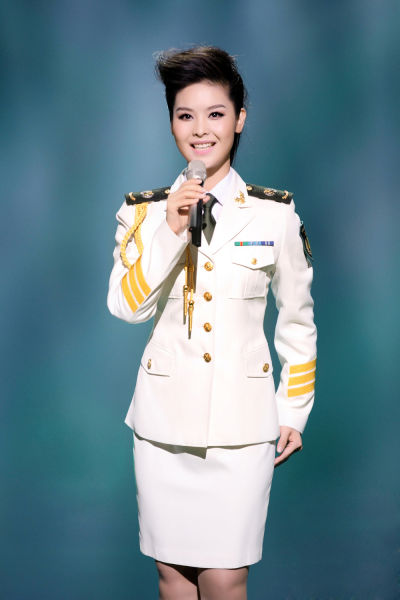 二炮文工团的青年歌手郭芳芳一身戎装前来祝贺助兴